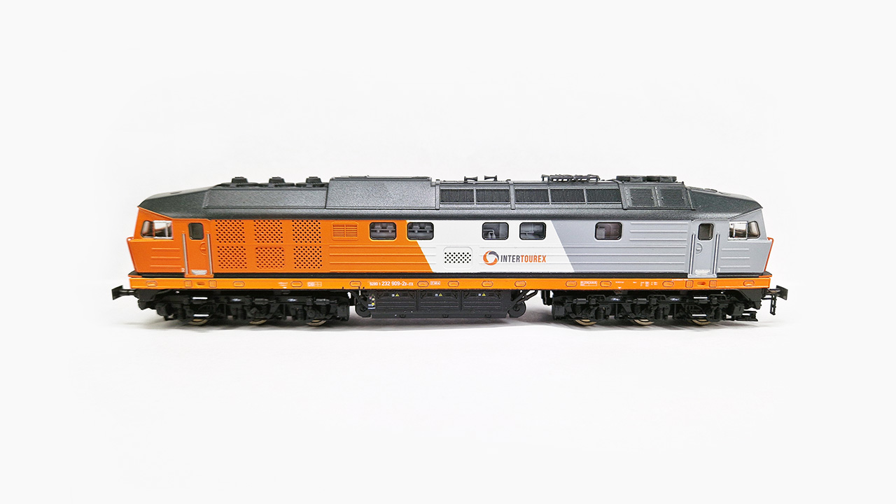 Die fertiggestellte InterTourex 232 909-2 in H0. Als Ausgangsbasis diente ein Modell von PIKO, das technisch und optisch an das Vorbild angepasst wurde.
