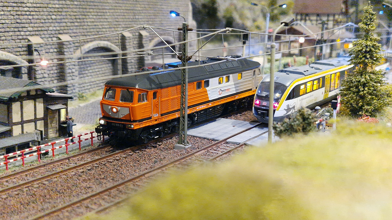 Die fertiggestellte 232 909-2 bei ihrem ersten Einsatz auf der TT-Modellbahnanlage – gemeinsam mit einem modernen Triebwagen.