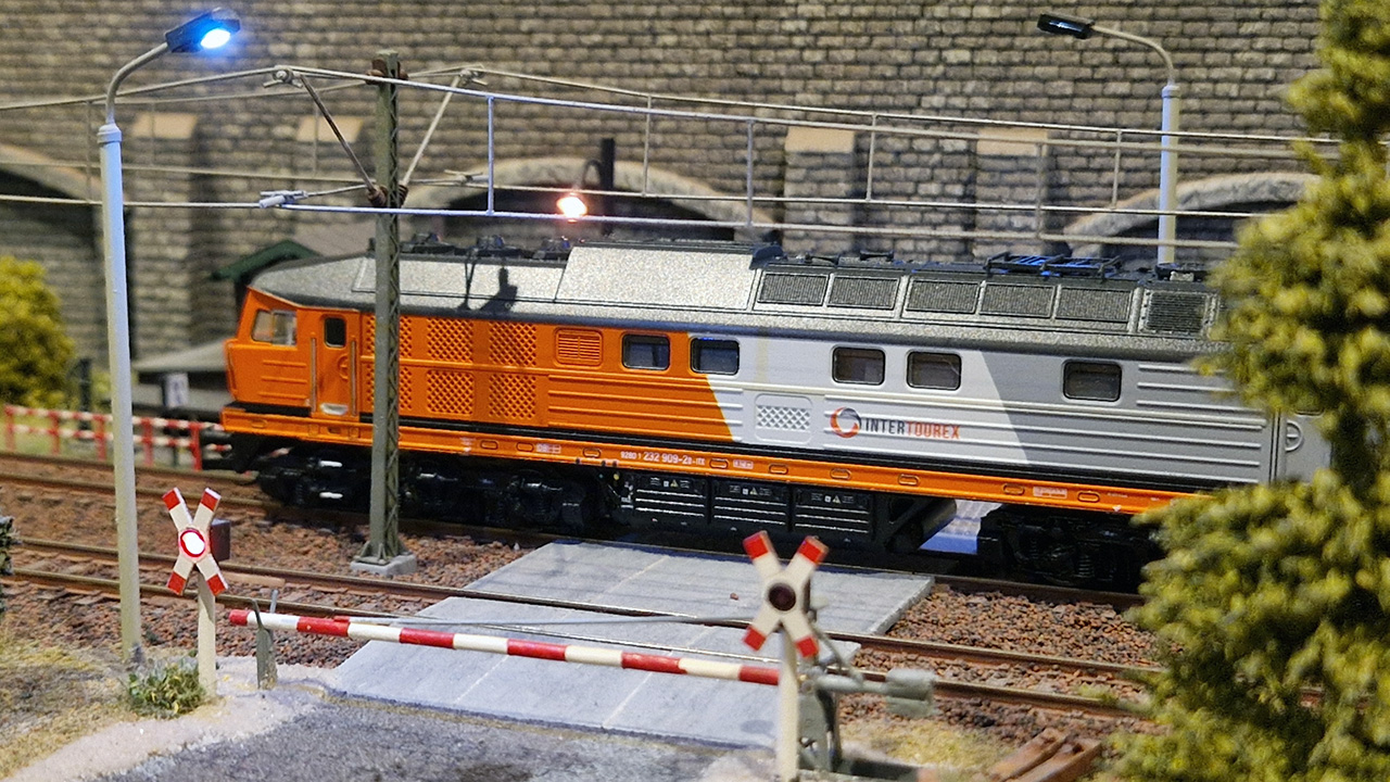 Im Anlagenbetrieb entfaltet die orange-silberne Farbgestaltung der InterTourex-Lokomotive ihre besondere Wirkung.
