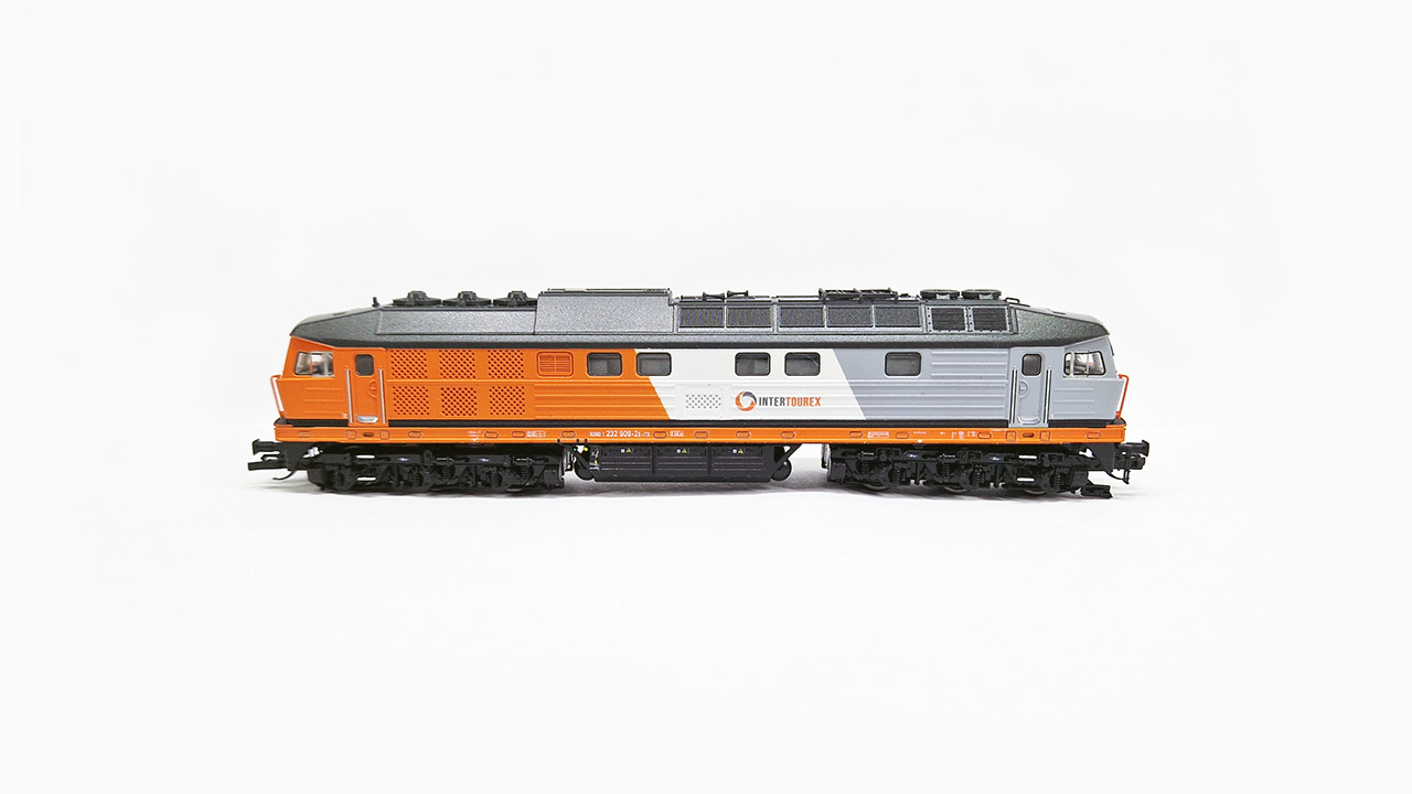 Die InterTourex 232 909-2 in der Spurgröße TT. Grundlage des Umbaus war die ITL-Lokomotive W232-09 von Tillig.